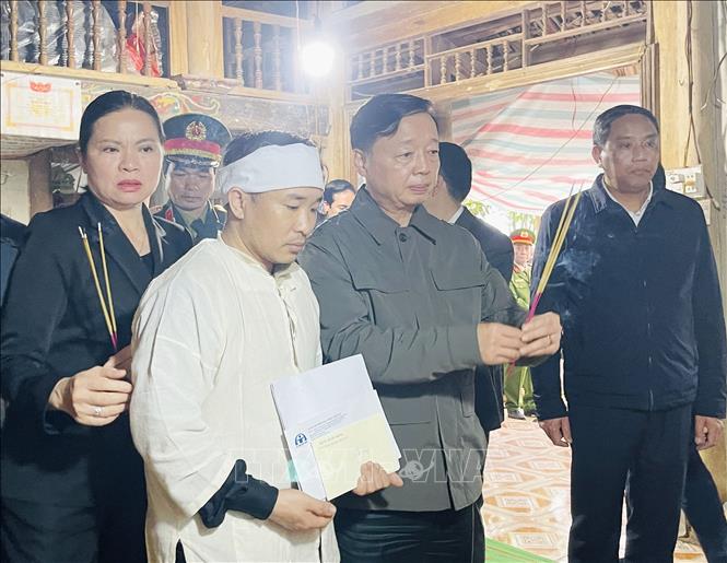 Phó Thủ tướng Trần Hồng Hà thắp nén hương cho các nạn nhân bị tử vong. Ảnh: Đinh Thùy - TTXVN