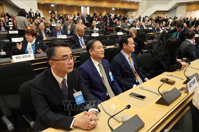 Đại tá Trần Viết Trung - Phó Chánh Văn phòng cơ quan thường trực về nhân quyền Chính phủ (ngoài cùng bên trái) cùng đoàn đại biểu Việt Nam tham dự phiên khai mạc. Ảnh: Anh Hiển - PV TTXVN tại Thụy Sĩ.