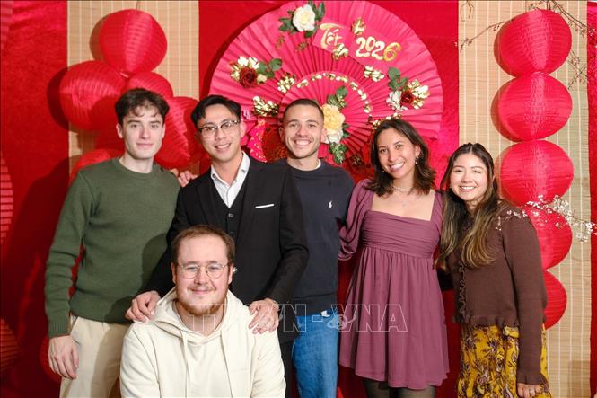 Góc check-in tại sự kiện Tết cộng đồng với chủ đề “Đi để trở về” tại Rennes. Ảnh: TTXVN phát