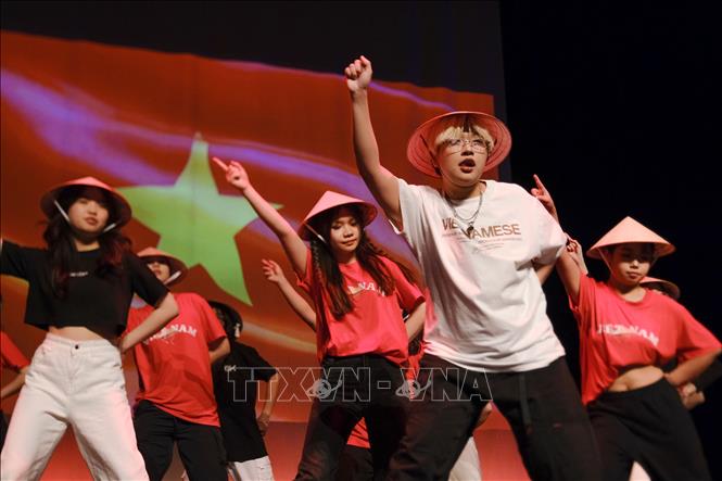 Một tiết mục văn nghệ do các bạn sinh viên Việt Nam tại Rennes biểu diễn. Ảnh: TTXVN phát