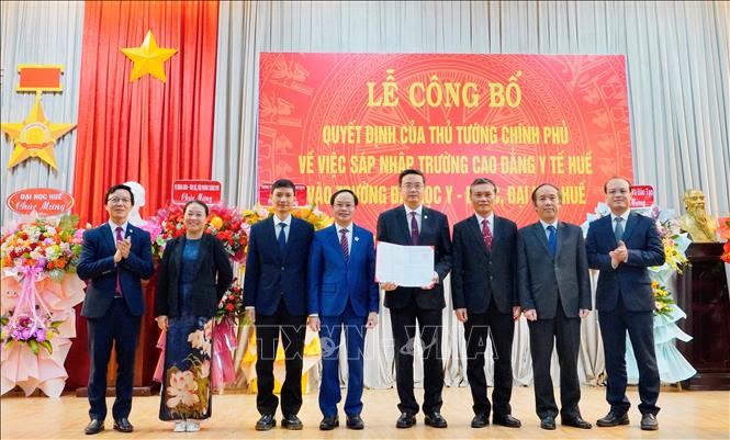 Lễ công bố sáp nhập Trường Cao đẳng Y tế Huế vào Trường Đại học Y - Dược, Đại học Huế. Ảnh: Văn Dũng-TTXVN                               