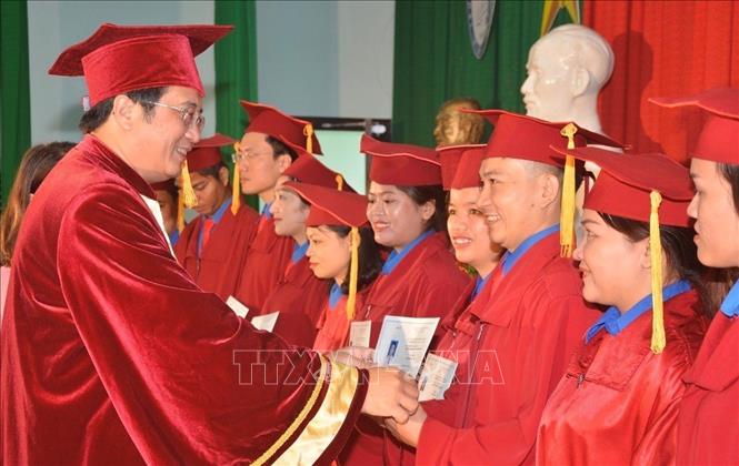 Hiệu trưởng Trường Đại học Y-Dược, Đại học Huế trao Bằng Tiến sĩ cho các tân tiến sĩ. Ảnh: Văn Dũng-TTXVN    