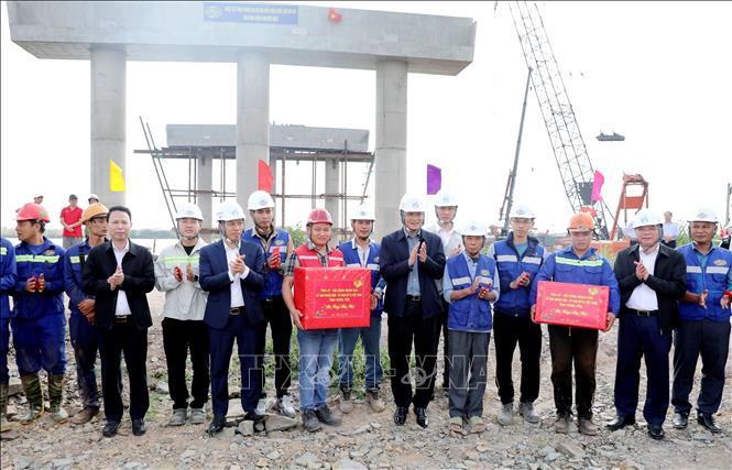 Bí thư Tỉnh ủy Hưng Yên Nguyễn Hữu Nghĩa tặng quà, động viên kỹ sư, công nhân thi công cầu vượt sông Hồng thuộc Dự án tuyến đường cao tốc Ninh Bình - Hải Phòng đoạn qua xã Hồng Vũ. Ảnh Mạnh Khánh - TTXVN