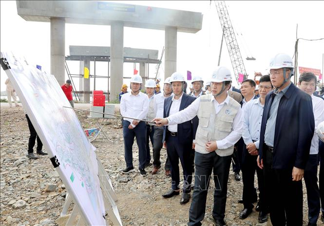 Bí thư Tỉnh ủy Hưng Yên Nguyễn Hữu Nghĩa (ngoài cùng bên phải) cùng đoàn công tác kiểm tra thực địa Dự án tuyến đường bộ cao tốc Ninh Bình - Hải Phòng, đoạn cầu vượt sông Hồng tại xã Hồng Vũ. Ảnh Mạnh Khánh - TTXVN