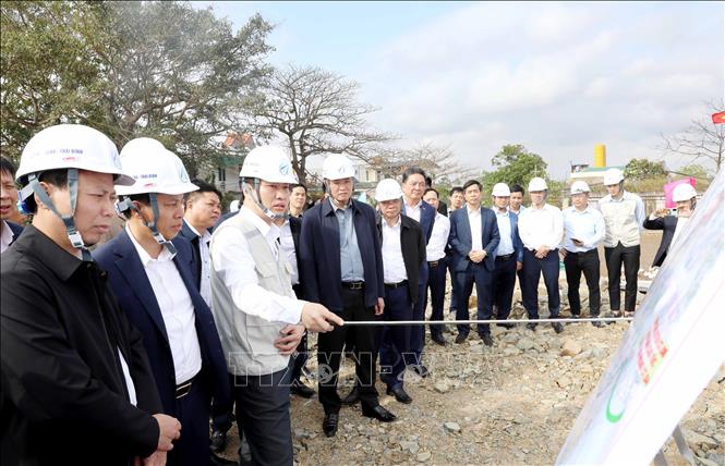 Bí thư Tỉnh ủy Hưng Yên Nguyễn Hữu Nghĩa (áo đen ở giữa) cùng đoàn công tác kiểm tra thực địa Dự án tuyến đường cao tốc Ninh Bình - Hải Phòng, đoạn cầu vượt sông Hồng tại xã Hồng Vũ. Ảnh Mạnh Khánh - TTXVN
