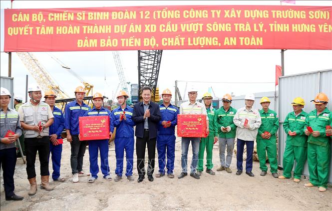 Bí thư Tỉnh ủy Hưng Yên Nguyễn Hữu Nghĩa tặng quà động viên kỹ sư, công nhân thi công công trình xây dựng cầu vượt sông Trà Lý. Ảnh Mạnh Khánh-TTXVN