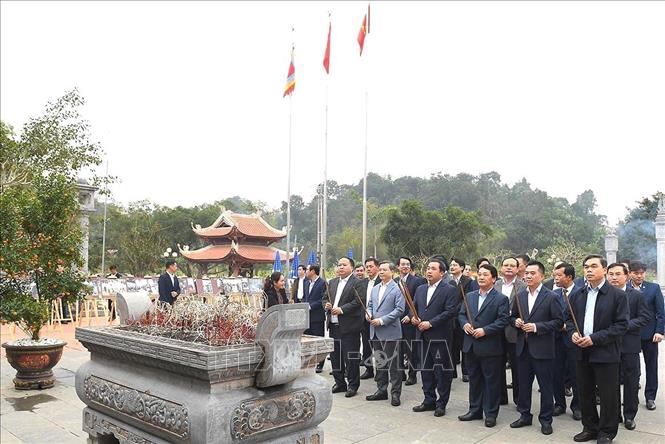 Bộ trưởng Bộ Nông nghiệp và Môi trường Trần Đức Thắng và đoàn công tác dâng hương tại Khu tưởng niệm Chủ tịch Hồ Chí Minh và các vị tiền bối cách mạng. Ảnh: TTXVN phát