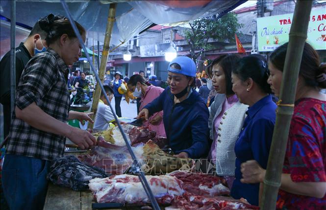 Gian hàng bán thịt bò thui thu hút du khách mỗi dịp tới chợ Viềng.  Ảnh: Công Luật - TTXVN