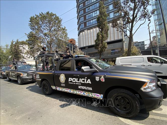 Cảnh sát duy trì hiện diện tại các khu vực công cộng và tuyến đường ở thủ dô Mexico City, góp phần ổn định tình hình an ninh trật tự. Ảnh: Phương Lan- PVTTXVN tại Mexico