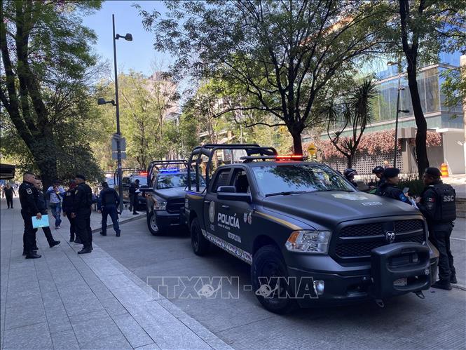 Các phương tiện của lực lượng an ninh được bố trí tại nhiều tuyến đường ở Mexico City để tăng cường kiểm soát tình hình. Ảnh: Phương Lan- PVTTXVN tại Mexico