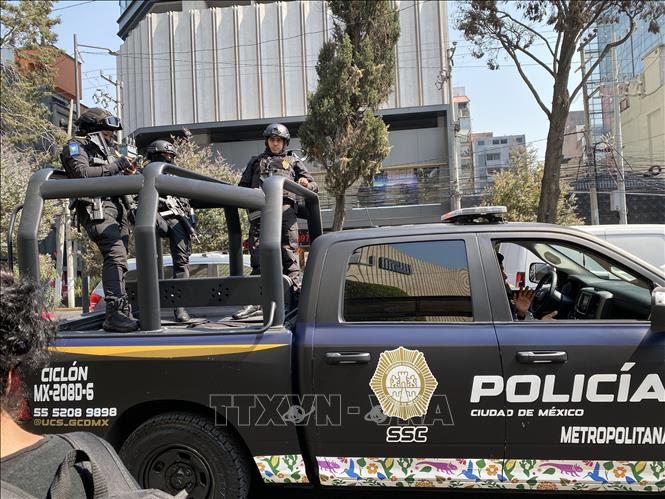 Cảnh sát Mexico triển khai tuần tra tại khu vực trung tâm thủ đô Mexico City nhằm duy trì trật tự sau các vụ bạo lực. Ảnh: Phương Lan- PVTTXVN tại Mexico 