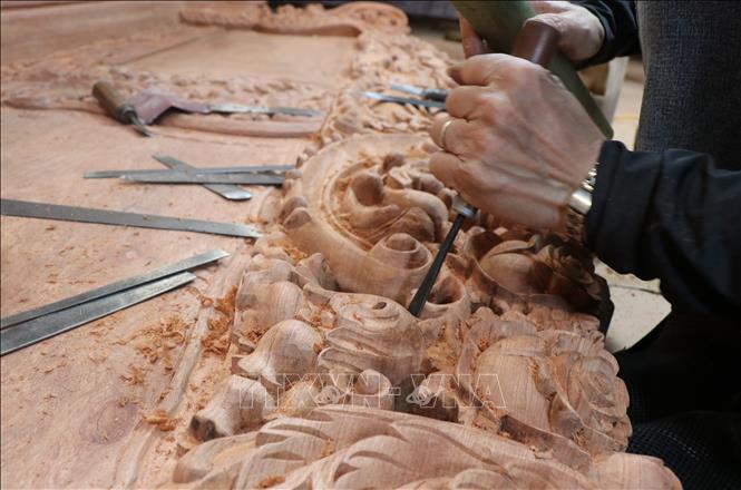 The wood carvings of Dong Ky differ from those of other craft villages because after being machine-carved, they are further hand-carved, resulting in exquisite details. VNA Photo: Thanh Thương