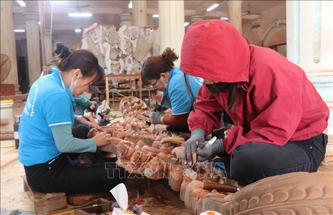 The wood carvings of Dong Ky differ from those of other craft villages because after being machine-carved, they are further hand-carved, resulting in exquisite details. VNA Photo: Thanh Thương