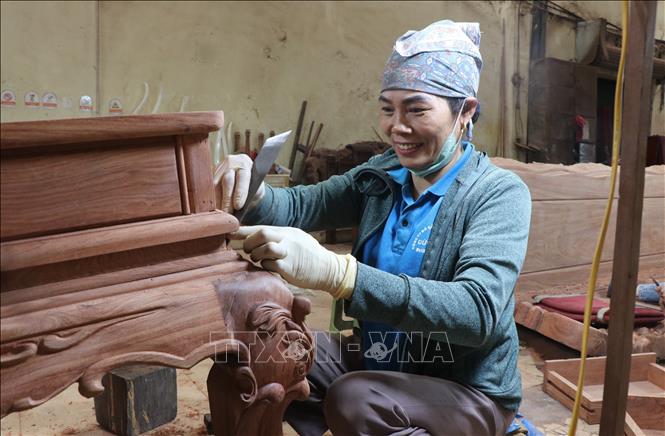 Dong Ky wooden products are typically characterized by their rare and precious natural wood material, high durability, distinct natural wood grain, and meticulous carving and polishing. VNA Photo: Thanh Thương
