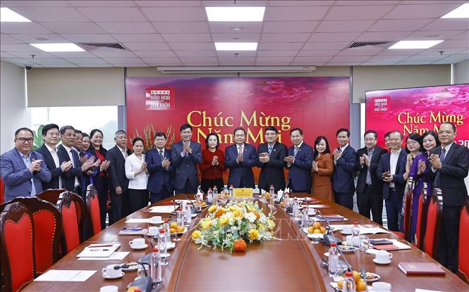 Chủ tịch Quốc hội Trần Thanh Mẫn với lãnh đạo Ủy ban Văn hóa và Xã hội của Quốc hội. Ảnh: Doãn Tấn - TTXVN