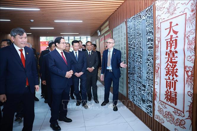 Thủ tướng Phạm Minh Chính tham quan không gian trưng bày về Hán Nôm tại Viện Hàn lâm Khoa học và Xã hội Việt Nam. Ảnh: Dương Giang-TTXVN
