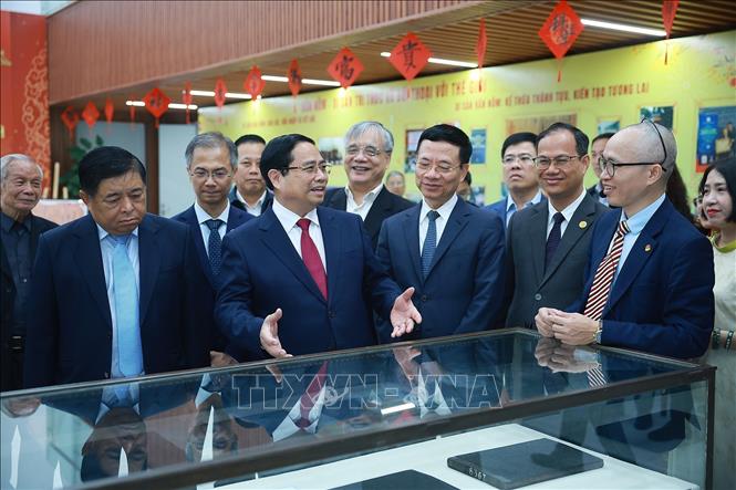 Thủ tướng Phạm Minh Chính tham quan không gian trưng bày kết quả nghiên cứu về khoa học-xã hội tại Viện Hàn lâm Khoa học và Xã hội Việt Nam. Ảnh: Dương Giang-TTXVN
