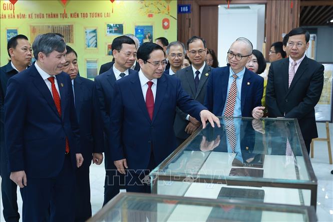 Thủ tướng Phạm Minh Chính tham quan không gian trưng bày kết quả nghiên cứu về khoa học-xã hội tại Viện Hàn lâm Khoa học và Xã hội Việt Nam. Ảnh: Dương Giang-TTXVN
