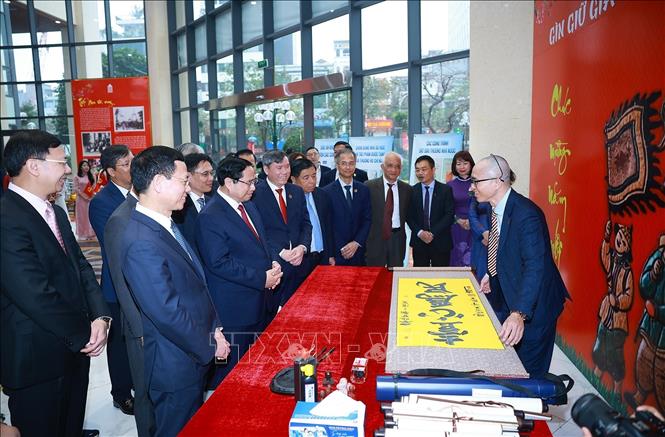 Thủ tướng Phạm Minh Chính tham quan không gian trưng bày về Hán Nôm tại Viện Hàn lâm Khoa học và Xã hội Việt Nam. Ảnh: Dương Giang-TTXVN
