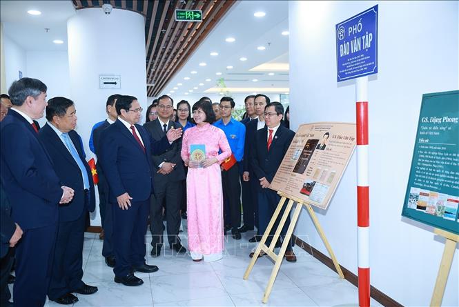 Thủ tướng Phạm Minh Chính tham quan không gian trưng bày kết quả nghiên cứu về khoa học-xã hội tại Viện Hàn lâm Khoa học và Xã hội Việt Nam. Ảnh: Dương Giang-TTXVN
