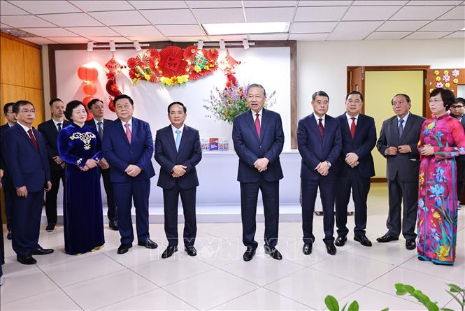 Tổng Bí thư Tô Lâm chúc Tết cán bộ, phóng viên, biên tập viên Ban biên tập tin Thế giới. Ảnh: Minh Đức – TTXVN