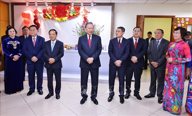 Tổng Bí thư Tô Lâm chúc Tết cán bộ, phóng viên, biên tập viên Ban biên tập tin Thế giới. Ảnh: Minh Đức – TTXVN