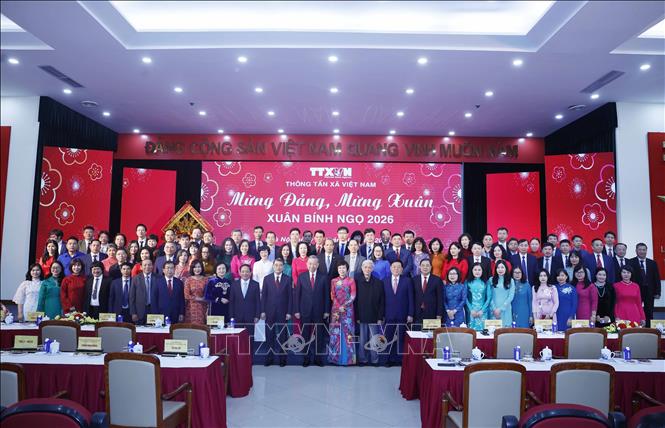 Tổng Bí thư Tô Lâm và các đại biểu chụp ảnh chung với cán bộ, phóng viên, biên tập viên, người lao động Thông tấn xã Việt Nam. Ảnh: Thống Nhất - TTXVN