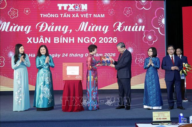 Tổng giám đốc TTXVN Vũ Việt Trang tặng Tổng Bí thư Tô Lâm cuốn sách ảnh do phóng viên Ban biên tập Ảnh thực hiện. Ảnh: Thống Nhất - TTXVN