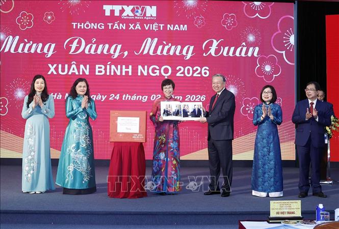Tổng giám đốc TTXVN Vũ Việt Trang tặng Tổng Bí thư Tô Lâm cuốn sách ảnh do phóng viên Ban biên tập Ảnh thực hiện. Ảnh: Thống Nhất - TTXVN