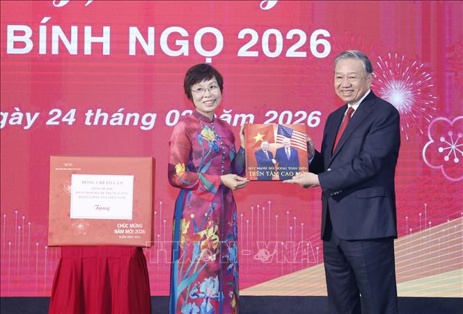 Tổng giám đốc TTXVN Vũ Việt Trang tặng Tổng Bí thư Tô Lâm cuốn sách ảnh do phóng viên Ban biên tập Ảnh thực hiện. Ảnh: Thống Nhất - TTXVN