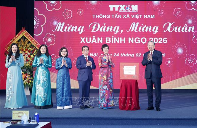Tổng Bí thư Tô Lâm tặng quà cho cán bộ, phóng viên, biên tập viên, người lao động Thông tấn xã Việt Nam. Ảnh: Thống Nhất - TTXVN