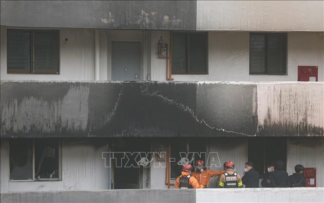 Cảnh sát và lính cứu hỏa điều tra tại hiện trường vụ cháy tại chung cư ở Seoul, Hàn Quốc ngày 24/2/2026. Ảnh: Yonhap/TTXVN