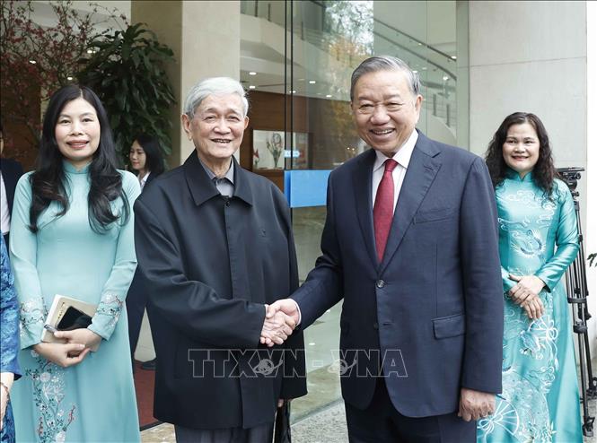 Tổng Bí thư Tô Lâm với đồng chí Hồ Tiến Nghị, nguyên: Ủy viên Trung ương Đảng, Trợ lý Tổng Bí thư, Tổng giám đốc TTXVN. Ảnh: Thống Nhất - TTXVN