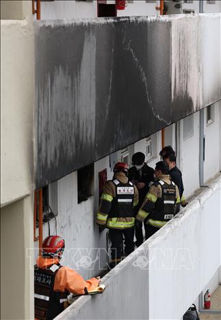 Cảnh sát và lính cứu hỏa điều tra tại hiện trường vụ cháy tại chung cư ở Seoul, Hàn Quốc ngày 24/2/2026. Ảnh: Yonhap/TTXVN