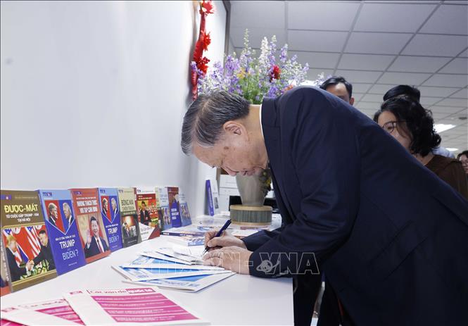 Tổng Bí thư Tô Lâm ký tặng lên ấn phẩm do Ban biên tập Tin thế giới thực hiện. Ảnh: Thống Nhất - TTXVN