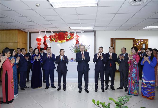 Tổng Bí thư Tô Lâm thăm Ban biên tập Tin thế giới. Ảnh: Thống Nhất - TTXVN