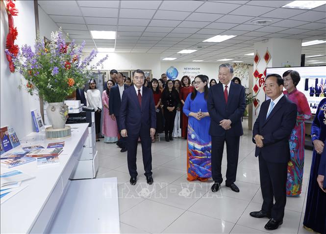 Tổng Bí thư Tô Lâm thăm Ban biên tập Tin thế giới. Ảnh: Thống Nhất - TTXVN