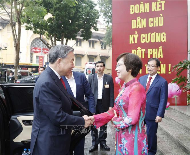 Tổng giám đốc TTXVN Vũ Việt Trang đón Tổng Bí thư Tô Lâm. Ảnh: Thống Nhất - TTXVN