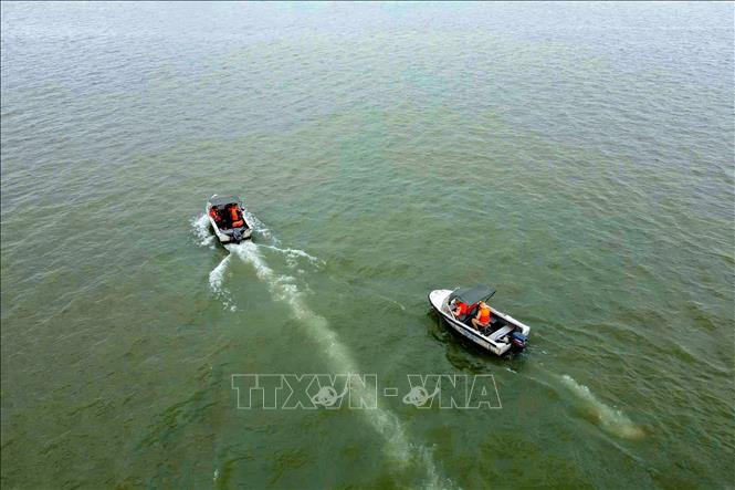 Lực lượng Cảnh sát đường thủy thuộc Phòng CSGT Công an TP Hà Nội đồng loạt ra quân tuần tra, kiểm soát và tổ chức ký cam kết an toàn giao thông tại các tuyến sông trọng điểm. Ảnh: TTXVN phát