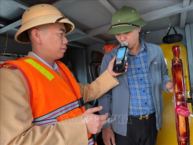 Lực lượng Cảnh sát đường thuỷ Hà Nội kiểm tra nồng độ cồn đối với các lái tàu trên sông Hồng, sông Đà. Ảnh: TTXVN phát