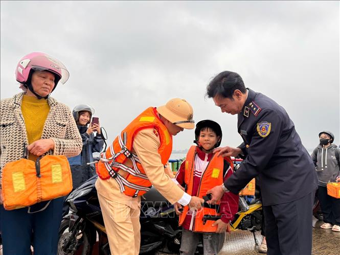 Lực lượng Cảnh sát đường thuỷ Hà Nội chủ động các biện pháp nghiệp vụ, đưa ra cảnh báo cho người dân sinh sống hai bờ sông và thường xuyên di chuyển sông nước. Ảnh: TTXVN phát