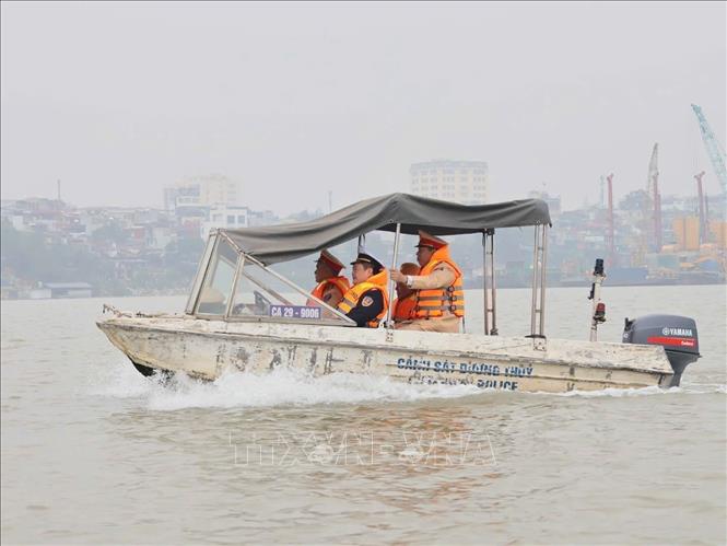 Đội Cảnh sát đường thủy số 2 tuần tra trên sông Hồng. Ảnh: TTXVN phát