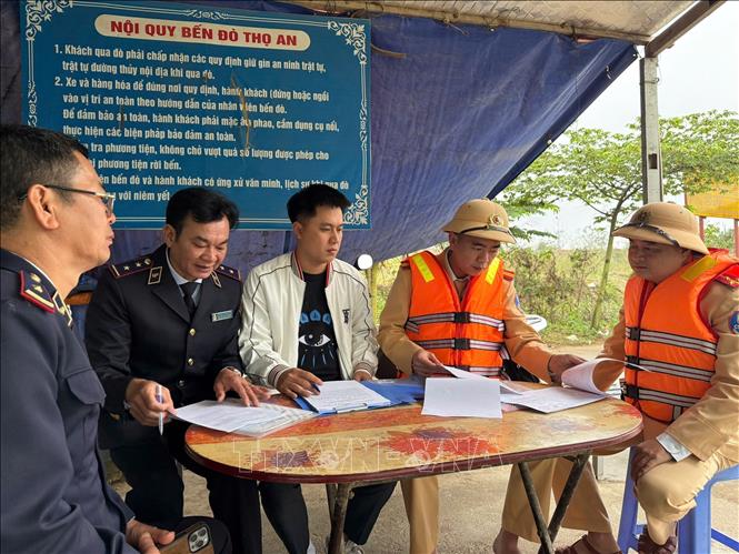 Đội Cảnh sát đường thuỷ số 1 tuyên truyền trật tự an toàn đường thủy đến người dân tại bến đò Thọ An. Ảnh: TTXVN phát