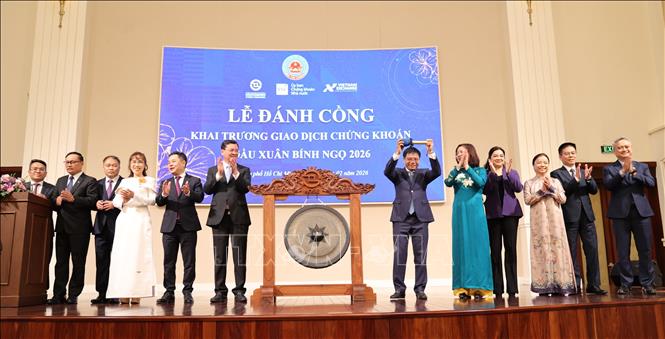 Nghi thức đánh cồng khai phiên giao dịch chứng khoán đầu Xuân. Ảnh: Hứa Chung-TTXVN