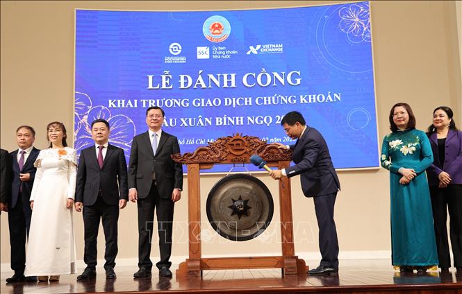 Bộ trưởng Bộ Tài chính Nguyễn Văn Thắng đánh cồng khai phiên giao dịch chứng khoán đầu xuân Bính Ngọ - 2026. Ảnh: Hứa Chung-TTXVN