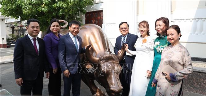 Bộ trưởng Bộ Tài chính Nguyễn Văn Thắng cùng các thành viên thị trường tại lễ ra mắt linh vật thị trường chứng khoán Việt Nam. Ảnh: Hứa Chung-TTXVN