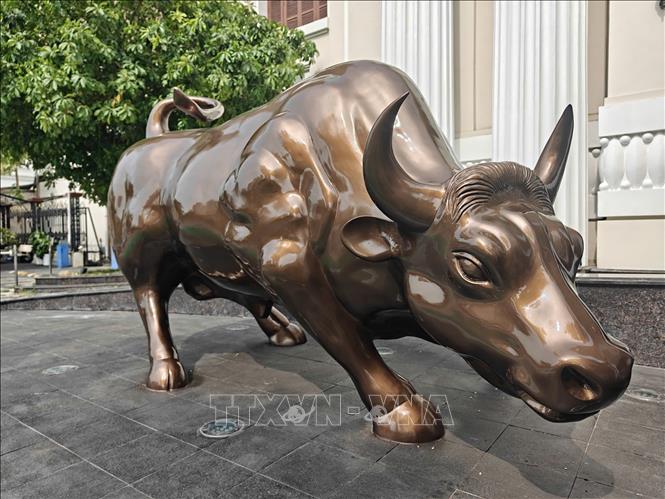Linh vật thị trường chứng khoán Việt Nam, lấy cảm hứng từ bò tót Dakmin, biểu trưng cho sự tăng trưởng, quyết tâm và niềm tin vào triển vọng phát triển bền vững của thị trường. Ảnh: Hứa Chung-TTXVN