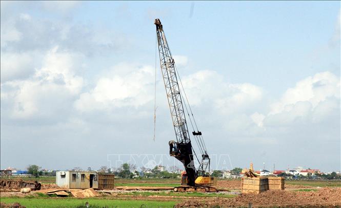 Các thiết bị máy móc tập trung thi công điểm giao cắt với đường Nam Định - Lạc Quần và đường bộ ven biển. Ảnh: Thái Thuần – TTXVN