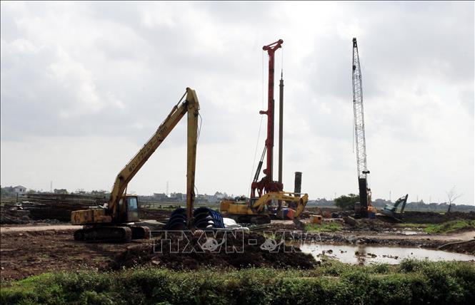 Các thiết bị máy móc tập trung thi công điểm giao cắt với đường Nam Định - Lạc Quần và đường bộ ven biển. Ảnh: Thái Thuần – TTXVN