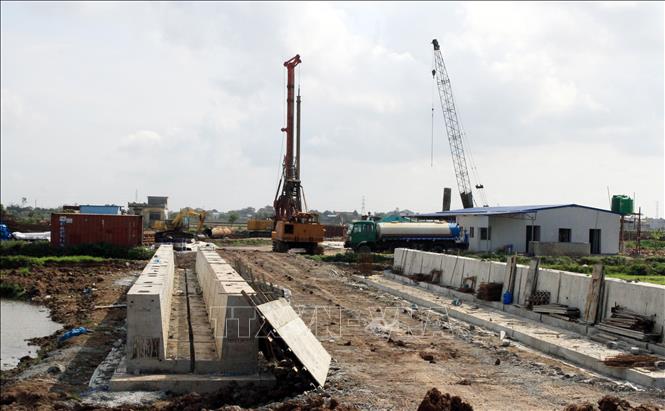 Các thiết bị máy móc tập trung thi công điểm giao cắt với đường Nam Định – Lạc Quần và đường bộ ven biển. Ảnh: Thái Thuần – TTXVN